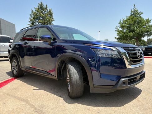 Used 2025 Nissan Pathfinder SV FWD image 4