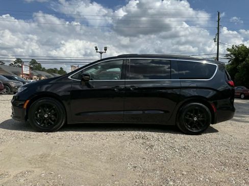Used 2022 Chrysler Pacifica Touring-L FWD image 8