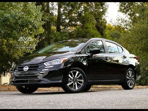 Used 2024 Nissan Versa SV image 3