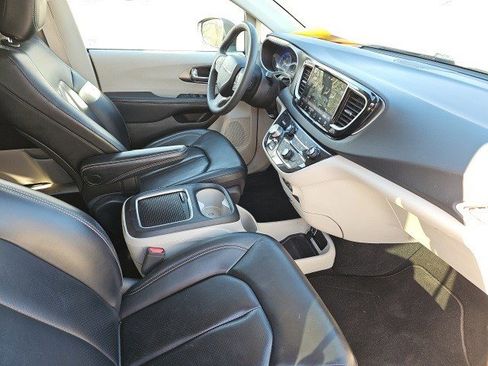Used 2023 Chrysler Pacifica Touring-L image 11