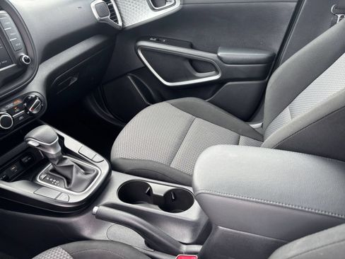 Used 2025 Kia Soul LX w/ LX Technology Package FWD image 39