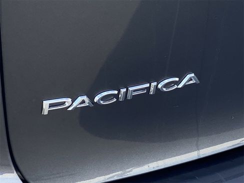Used 2023 Chrysler Pacifica Touring-L image 10