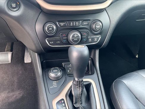 Used 2017 Jeep Cherokee Limited AWD/4WD image 33