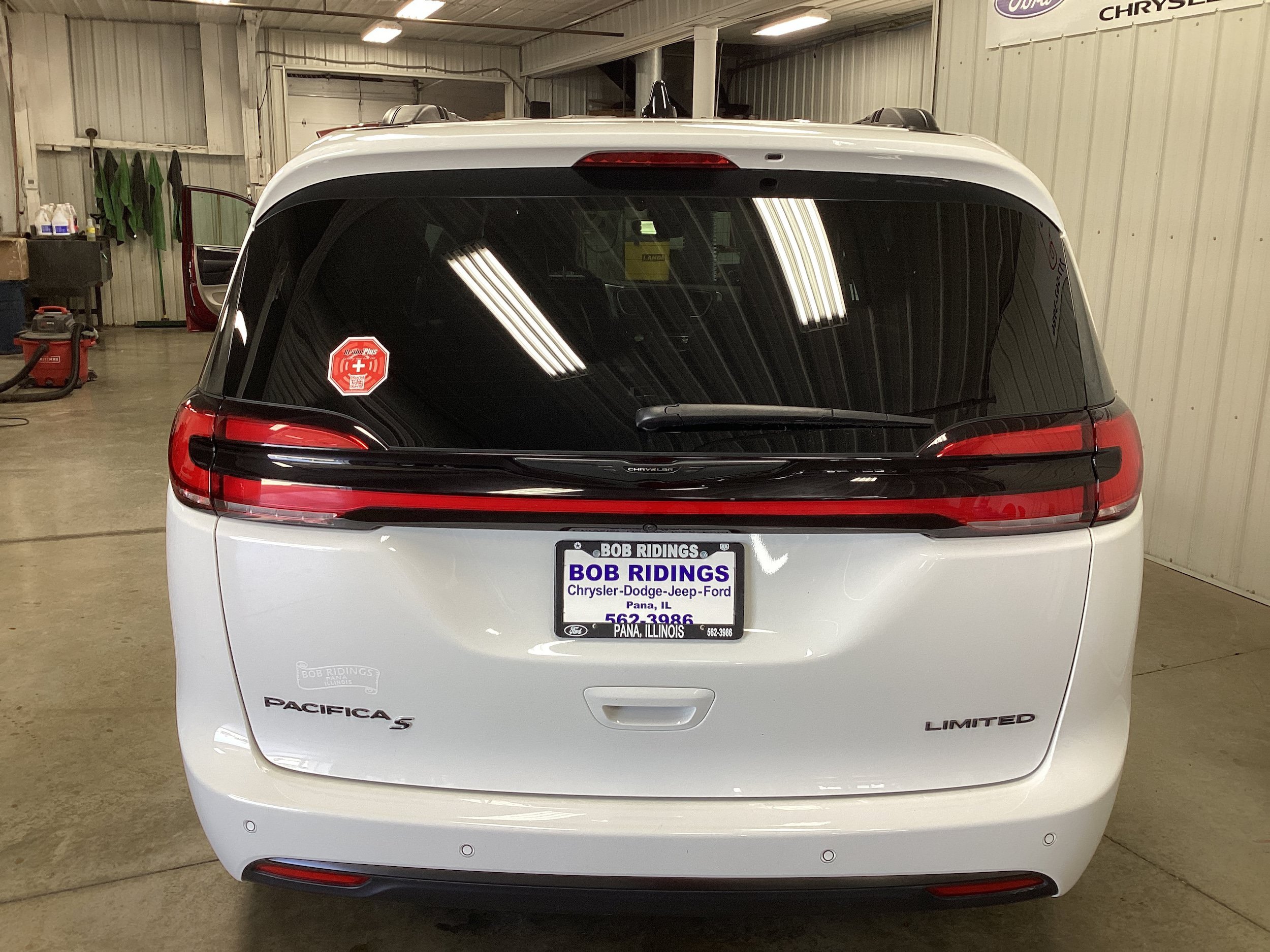 Used 2025 Chrysler Pacifica Limited FWD image 4