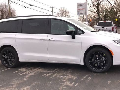 New 2026 Chrysler Pacifica Select w/ S Appearance Package AWD/4WD image 9