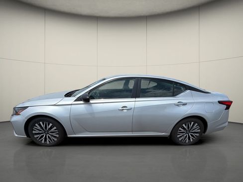 Used 2024 Nissan Altima 2.5 SV FWD image 4