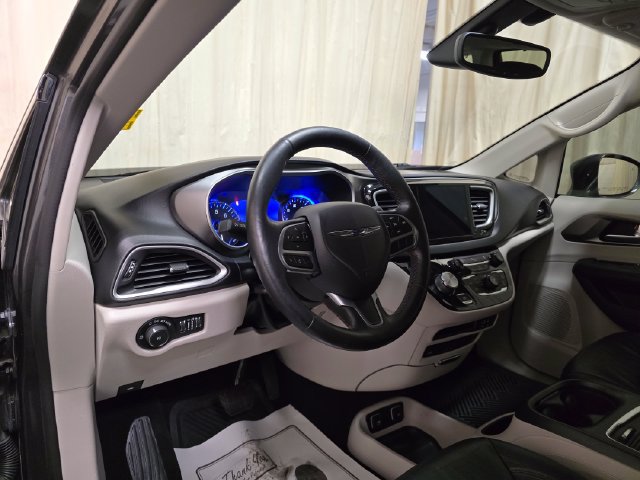 Used 2020 Chrysler Pacifica Touring-L Plus FWD image 14
