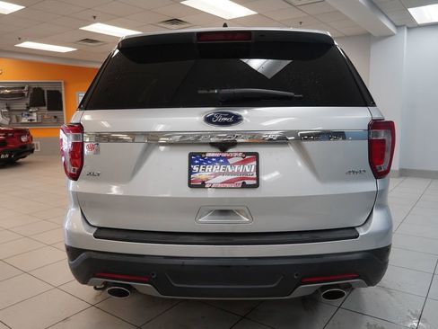 Used 2018 Ford Explorer XLT image 10