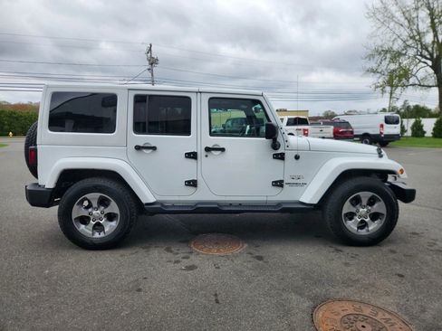 Used 2017 Jeep Wrangler Unlimited Sahara w/ Dual Top Group AWD/4WD image 15