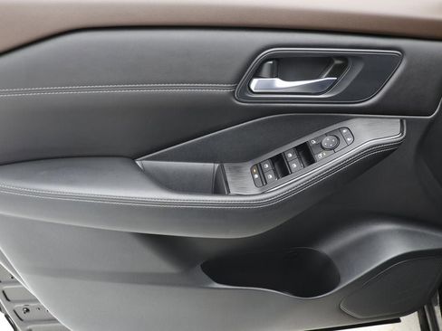 Used 2023 Nissan Rogue SV w/ SV Premium B Package image 13