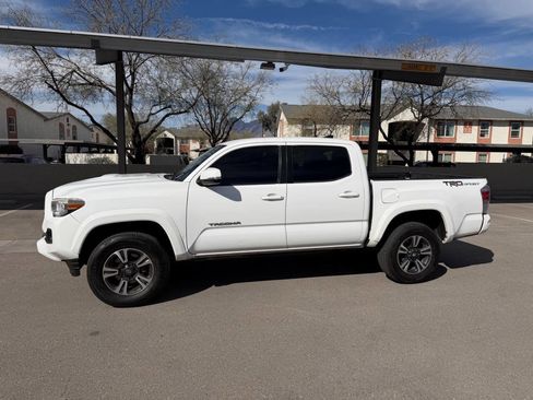 Used 2017 Toyota Tacoma TRD Sport w/ Tow Package image 4