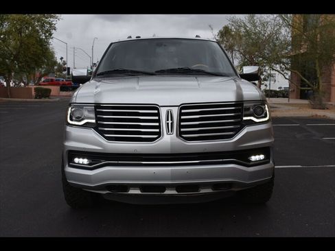 Used 2017 Lincoln Navigator Select image 8