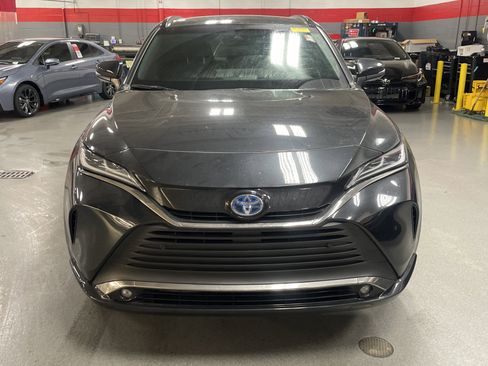 Used 2024 Toyota Venza Nightshade image 3