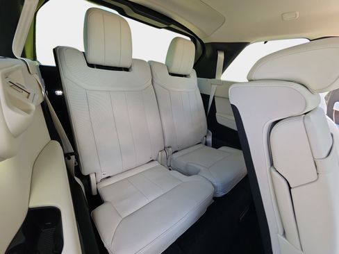 New 2026 Land Rover Range Rover Long Wheelbase SE AWD/4WD image 12