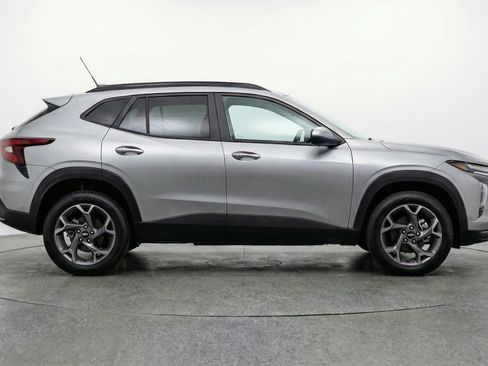 Used 2025 Chevrolet Trax LT w/ LT Convenience Package FWD image 11