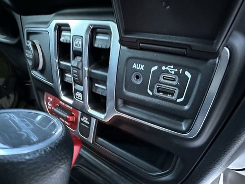 Used 2023 Jeep Gladiator Mojave w/ Cold Weather Group image 15