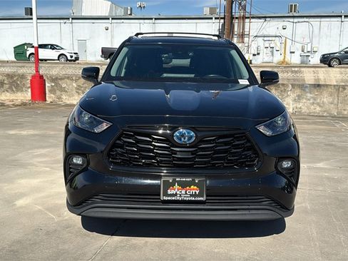 Used 2024 Toyota Highlander XLE image 2