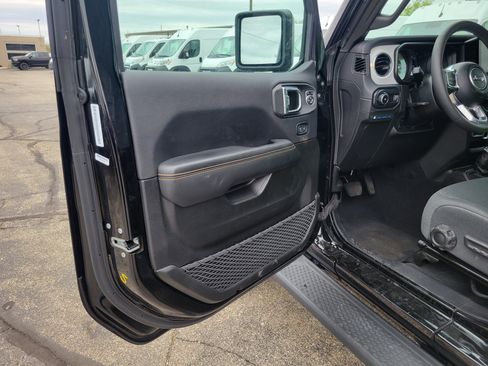 Used 2025 Jeep Wrangler Unlimited Sahara AWD/4WD image 6