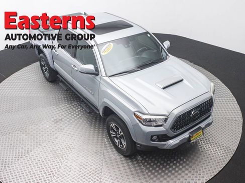 Used 2018 Toyota Tacoma TRD Sport AWD/4WD image 3