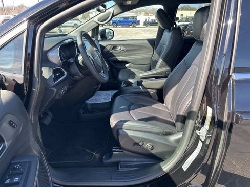 Used 2025 Chrysler Pacifica Select FWD image 2