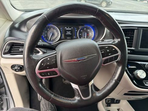 Used 2020 Chrysler Pacifica Touring-L image 11