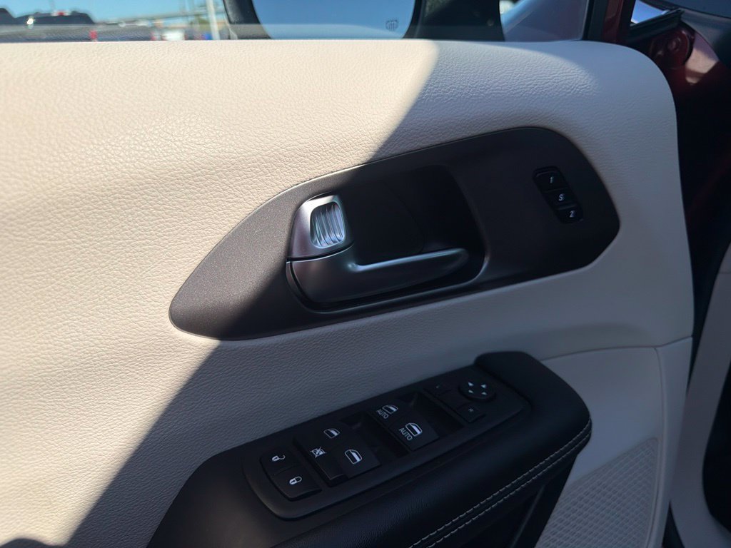 Used 2023 Chrysler Pacifica Touring-L FWD image 22