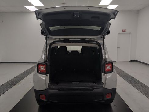 Used 2020 Jeep Renegade Latitude FWD image 29
