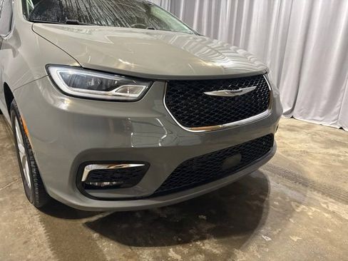 Used 2022 Chrysler Pacifica Touring-L w/ Uconnect Theater Family Group AWD/4WD image 13