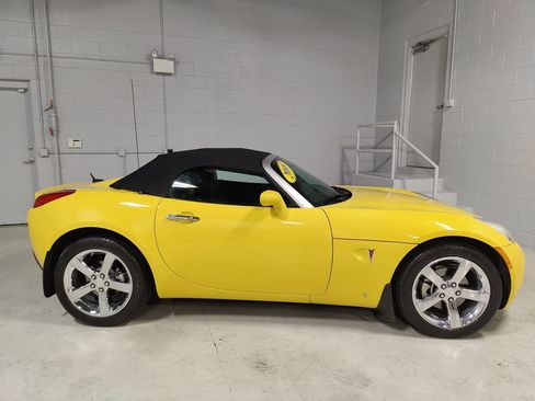 Used 2008 Pontiac Solstice GXP w/ Premium Package RWD image 2