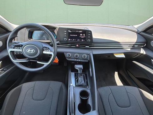 Used 2025 Hyundai Elantra SE image 20