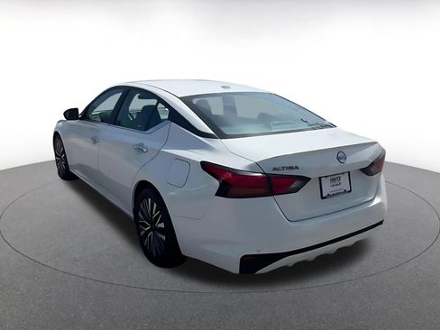 Used 2025 Nissan Altima 2.5 SV FWD image 11