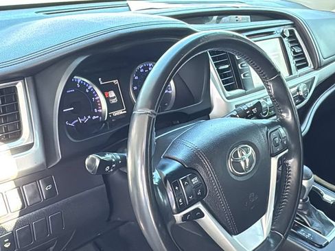 Used 2018 Toyota Highlander Plus w/ Carpet Mat Package (TMS) FWD image 21