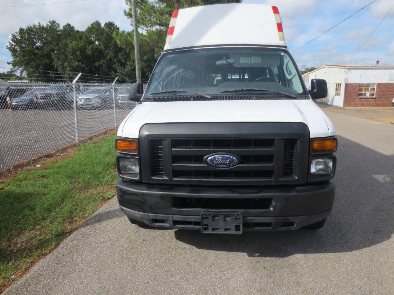 Used 2010 Ford E-350 and Econoline 350 XL RWD image 3