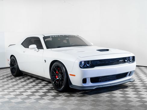 Used 2015 Dodge Challenger SRT Hellcat image 4