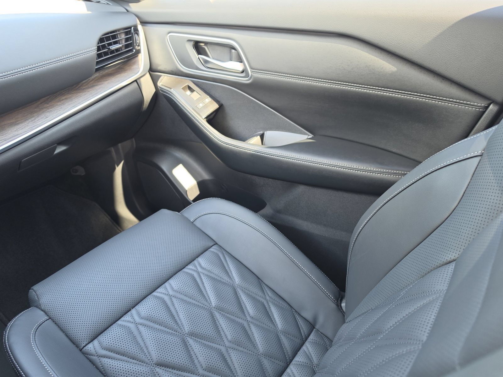 Used 2026 Nissan Rogue Platinum AWD/4WD image 19