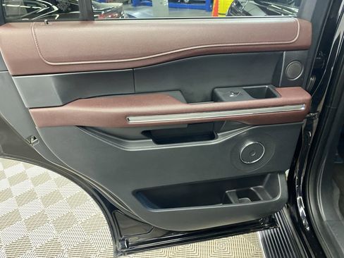 Used 2022 Ford Expedition Limited image 12