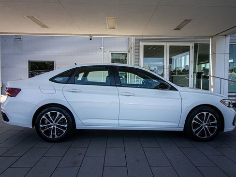 Used 2024 Volkswagen Jetta Sport FWD image 3