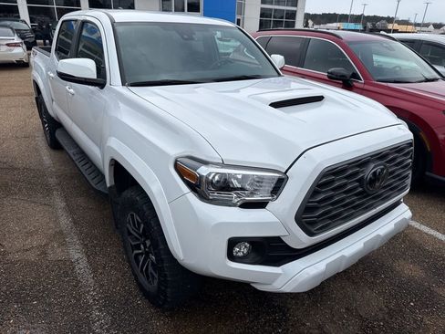 Used 2023 Toyota Tacoma TRD Sport w/ Technology Package image 3