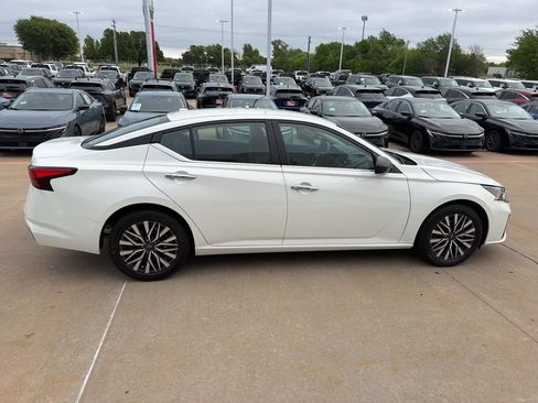 Used 2025 Nissan Altima 2.5 SV FWD image 6