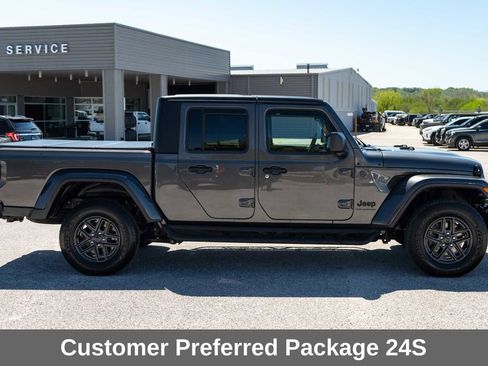 Used 2024 Jeep Gladiator Sport AWD/4WD image 4