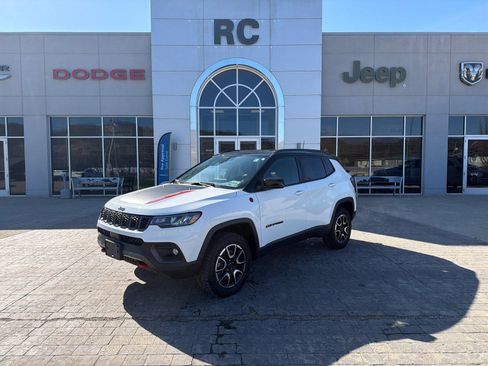 Used 2025 Jeep Compass Trailhawk image 4