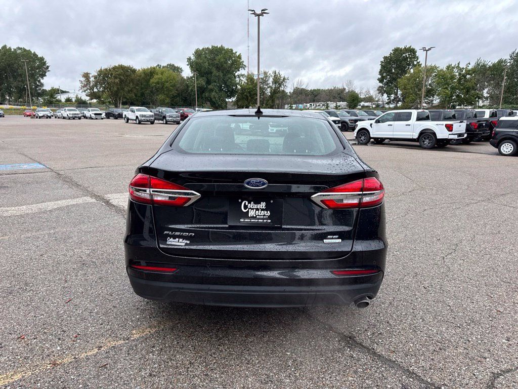 Used 2020 Ford Fusion SE FWD image 4