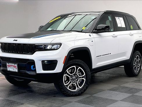 Used 2023 Jeep Grand Cherokee Trailhawk w/ Luxury Tech Group III image 12