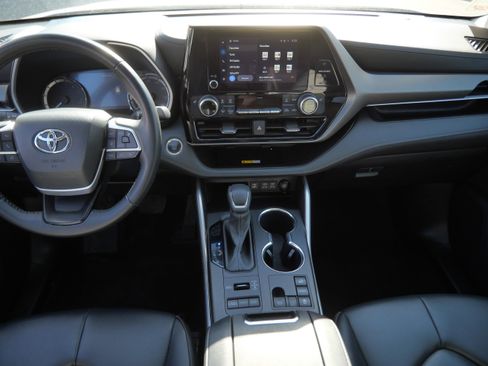 Certified 2024 Toyota Highlander XLE AWD/4WD image 11
