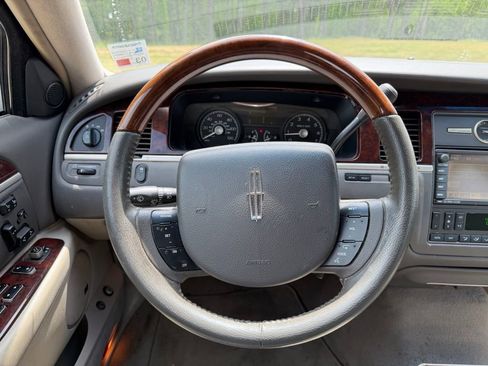 Used 2006 Lincoln Town Car Designer Series RWD image 16