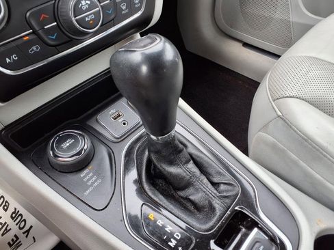 Used 2019 Jeep Cherokee Limited w/ Technology Group image 27