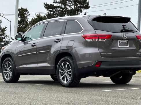 Used 2019 Toyota Highlander XLE AWD/4WD image 3