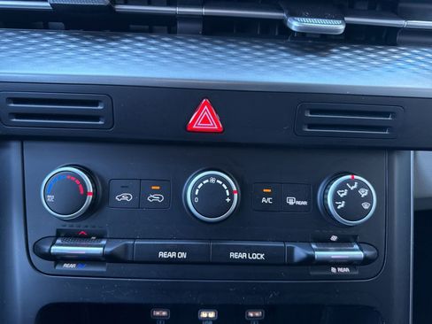 Used 2023 Kia Carnival LX image 26