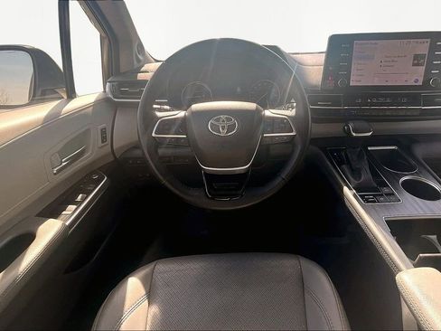Used 2021 Toyota Sienna Limited image 5