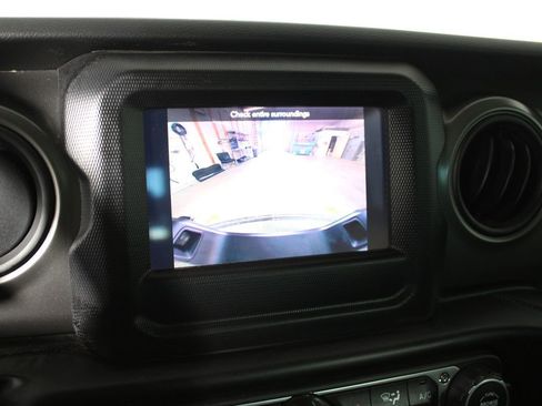 Used 2023 Jeep Gladiator Sport w/ Off Road Group image 9